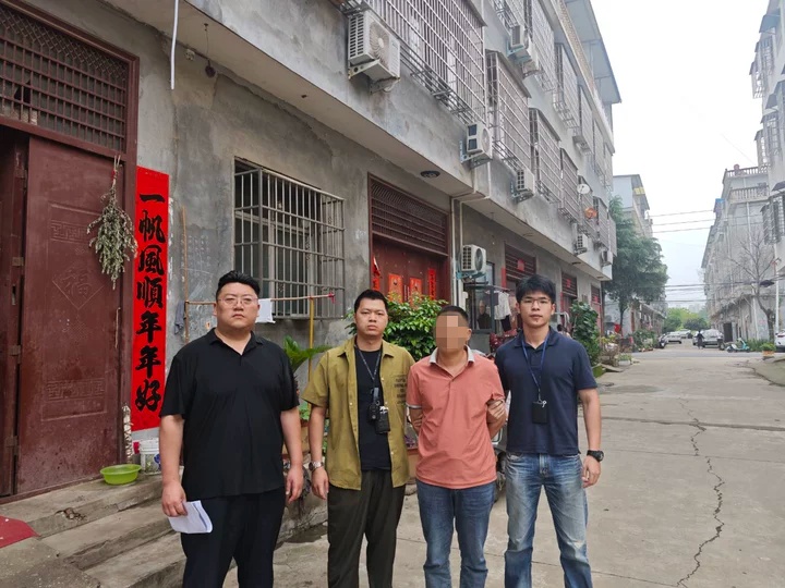 广州开往香港列车上,两男子趁乘客睡着,从其挎包中偷走10000元,民警调监控发现两人利用视觉盲区连续触碰多人背包,在河南把人抓获 广州开往香港列车上,两男子趁乘客睡着,从其挎包中偷走10000元,民警调监控发现两人利用视觉盲区连续触碰多人背包,在河南把人抓获