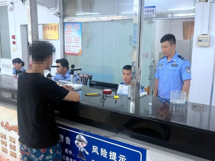 女友骑电车被查,男友跟着一起被罚!只因…… 女友骑电车被查,男友跟着一起被罚!只因……