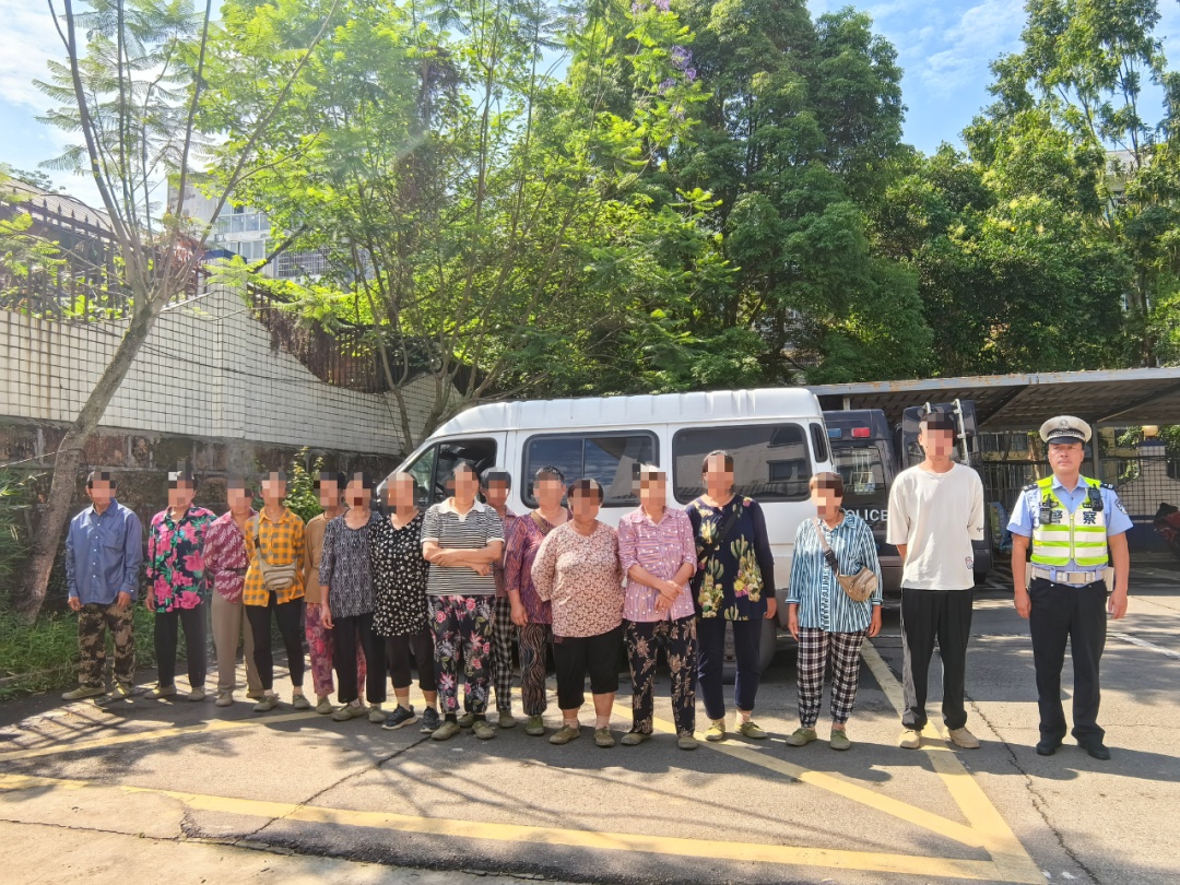 6坐面包车硬塞15人！交警：严重超员，必严惩