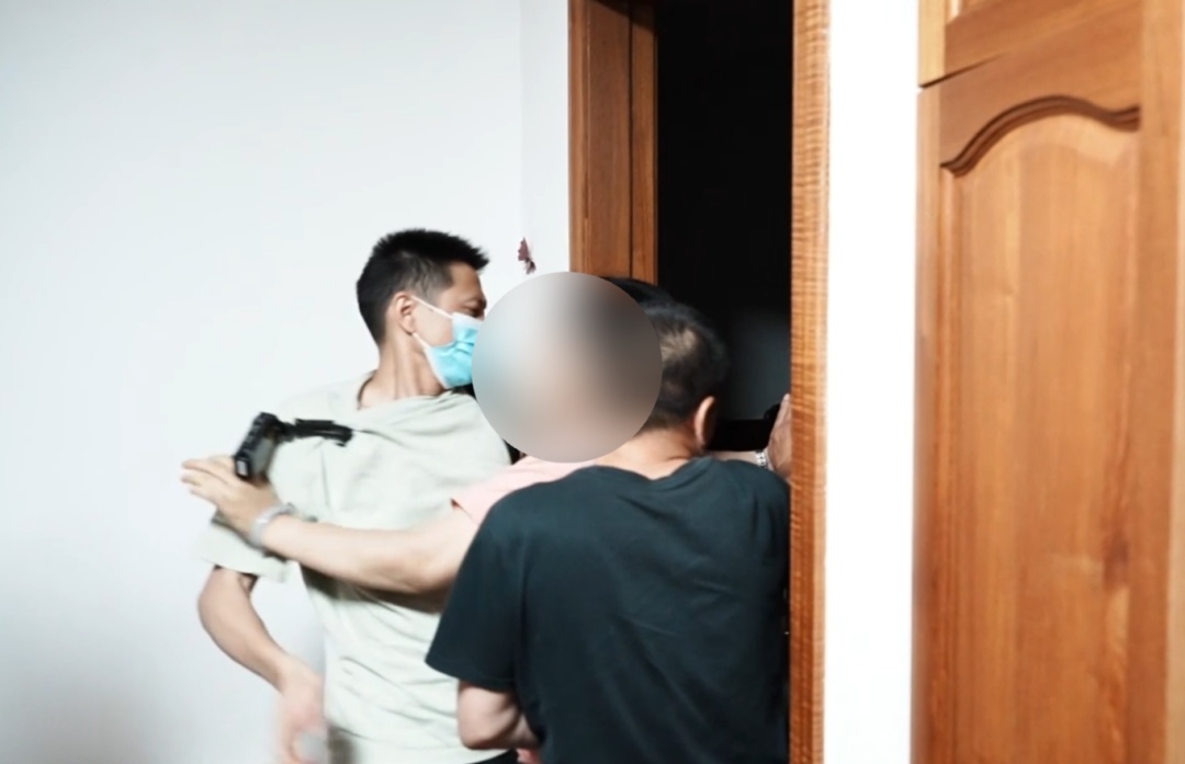 一边收租百万,一边赖账不还!一拒执“老赖”清晨在上海家中被抓! 一边收租百万,一边赖账不还!一拒执“老赖”清晨在上海家中被抓!
