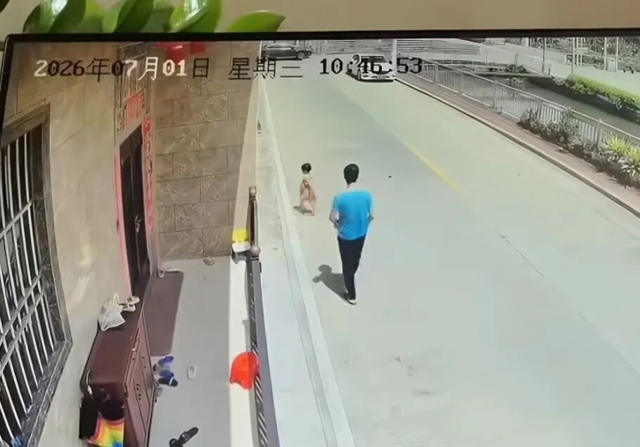 广东通报男子将一女孩丢进水沟:男子与女孩系家人,已送精神病医院治疗,女孩身体无碍 广东通报男子将一女孩丢进水沟:男子与女孩系家人,已送精神病医院治疗,女孩身体无碍