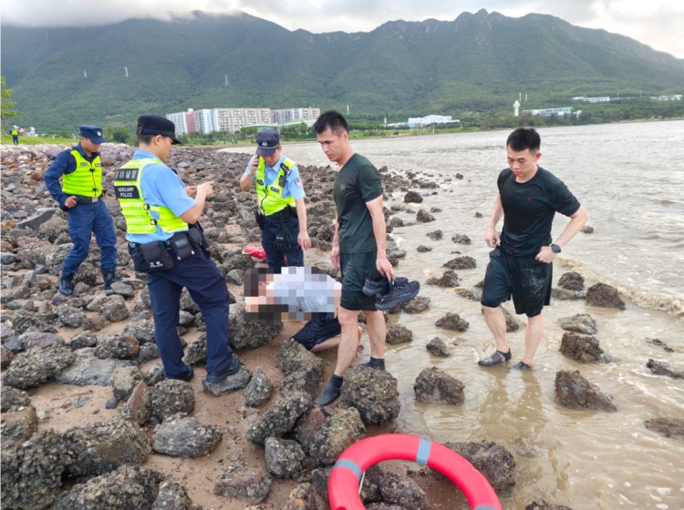 紧急!海边一男子突然走向深海轻生,他们冲上去了…… 紧急!海边一男子突然走向深海轻生,他们冲上去了……