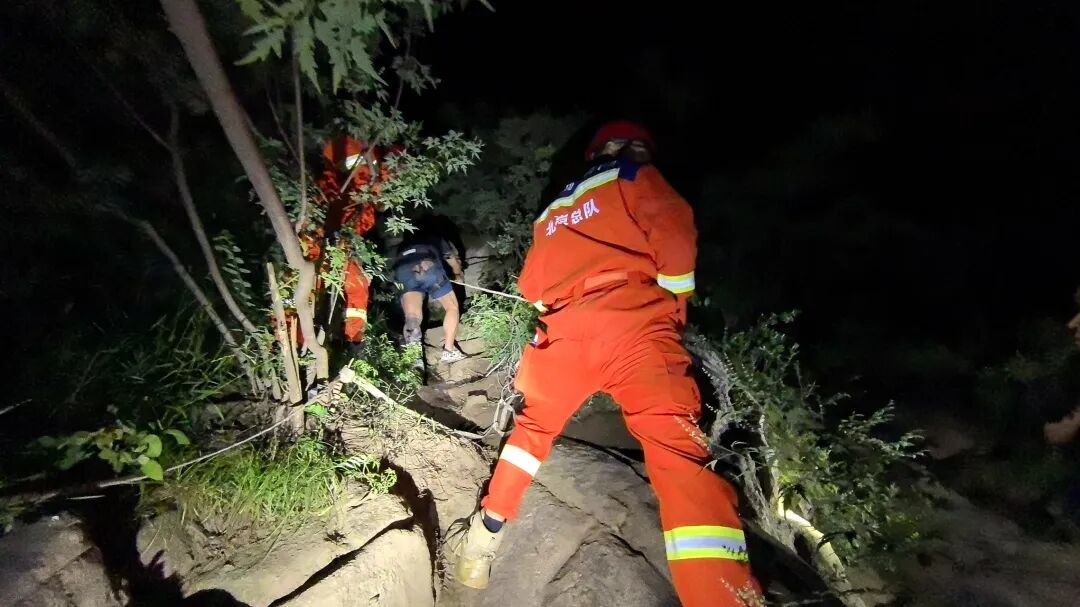 深夜野山失联!北京两名登山者山中迷路、手机断电,消防人员连夜搜救助二人脱险 深夜野山失联!北京两名登山者山中迷路、手机断电,消防人员连夜搜救助二人脱险