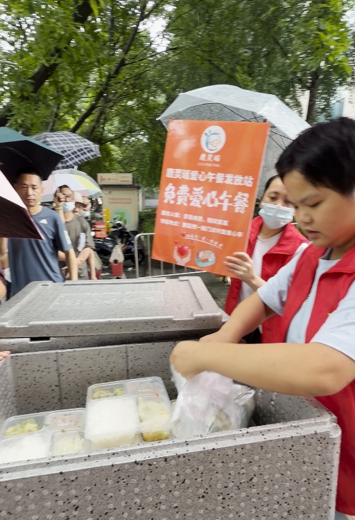 “地铁吐血女孩”多次收到病危通知单,随时面临生命危险 “地铁吐血女孩”多次收到病危通知单,随时面临生命危险
