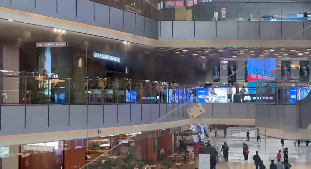“火球”不断掉下！广西一商场吊顶起火