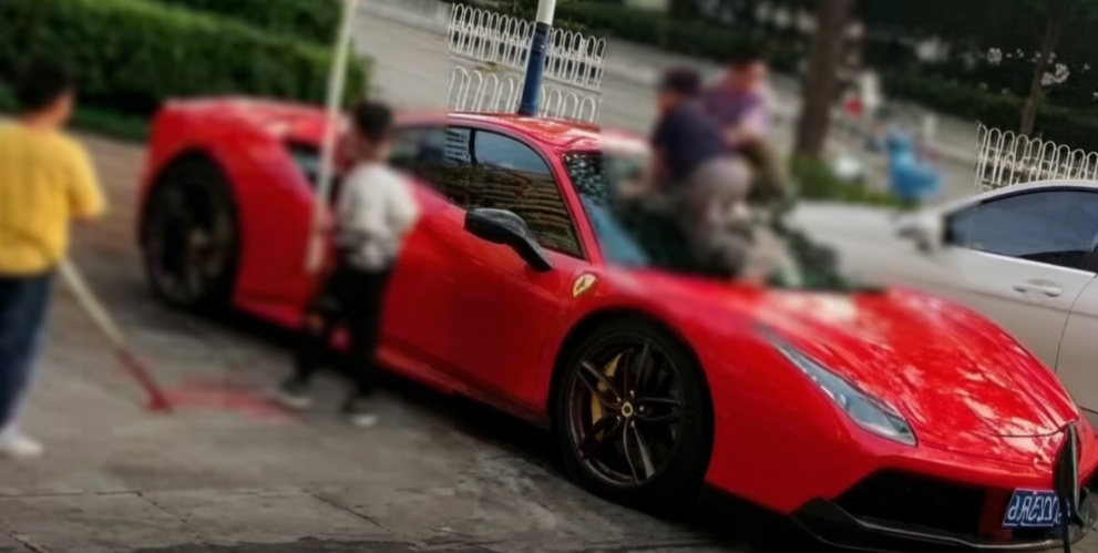 360万法拉利被4孩童划损,车主:对一名家长绝不妥协将起诉 360万法拉利被4孩童划损,车主:对一名家长绝不妥协将起诉