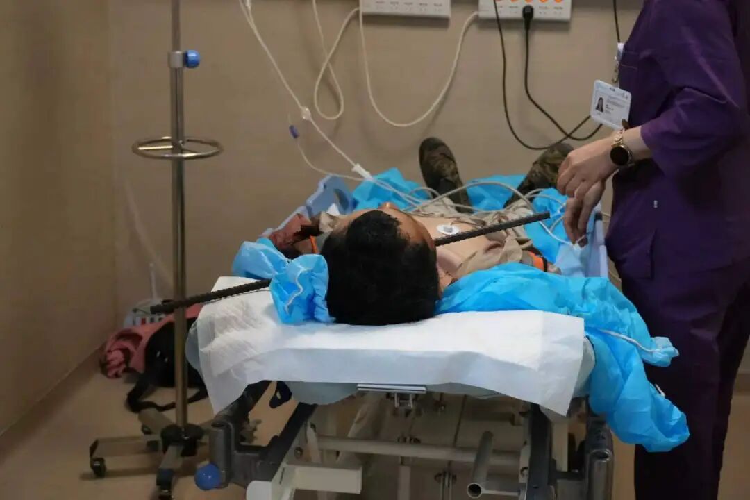 惊险!男子面部遭钢筋贯穿,北京消防紧急切断…… 惊险!男子面部遭钢筋贯穿,北京消防紧急切断……