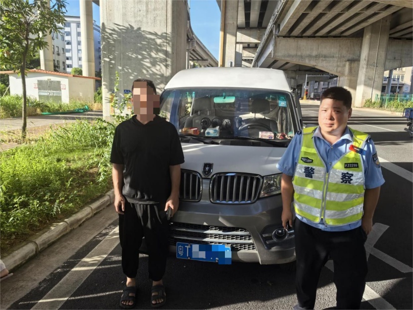 广东一辆7座客车里塞了19人,被交警当场抓获:车座被拆除,摆了一堆板凳和塑料凳 广东一辆7座客车里塞了19人,被交警当场抓获:车座被拆除,摆了一堆板凳和塑料凳