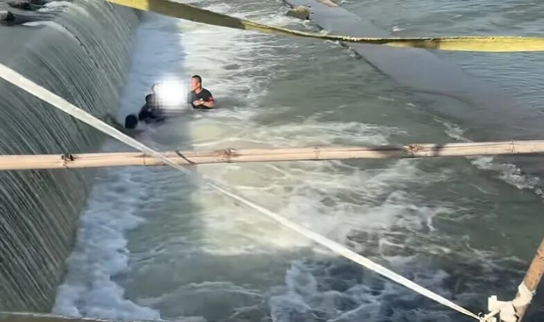 厦门一男孩在水坝玩水被冲入下游，瞬间被水淹没，父亲跳水救人也被困，救援队20秒极速救人