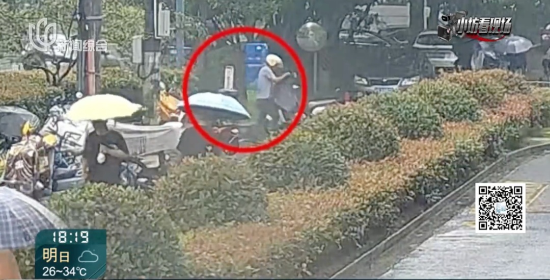 莫以恶小而为之!男子雨天将电瓶车停路边 雨披竟被顺走 莫以恶小而为之!男子雨天将电瓶车停路边 雨披竟被顺走