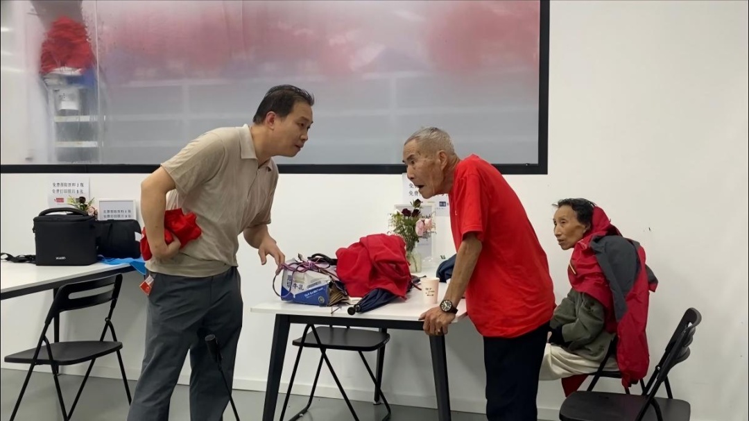 上海暴雨夜:老夫妇摔车,店家、保安、外卖小哥合力施救!背后还有段唏嘘故事...... 上海暴雨夜:老夫妇摔车,店家、保安、外卖小哥合力施救!背后还有段唏嘘故事......
