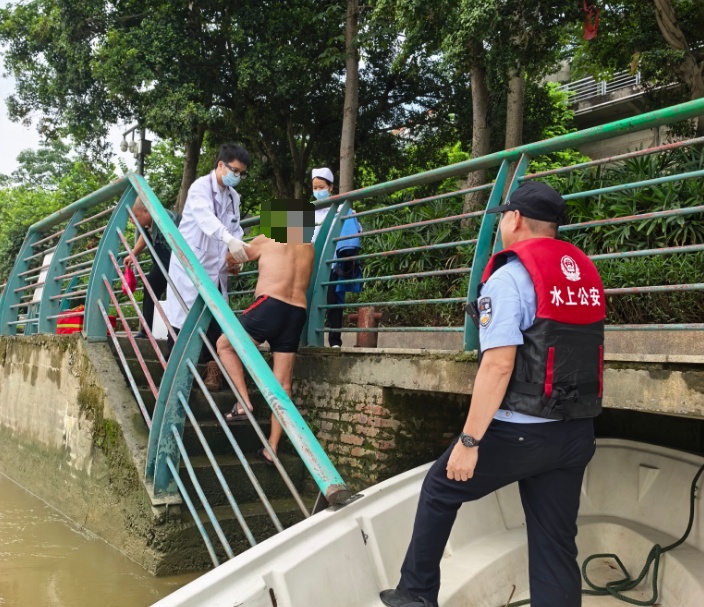 93岁老人涨水期到柳江游泳,中途体力不支被急流冲走,死死抱住浮箱漂流3公里获救 93岁老人涨水期到柳江游泳,中途体力不支被急流冲走,死死抱住浮箱漂流3公里获救