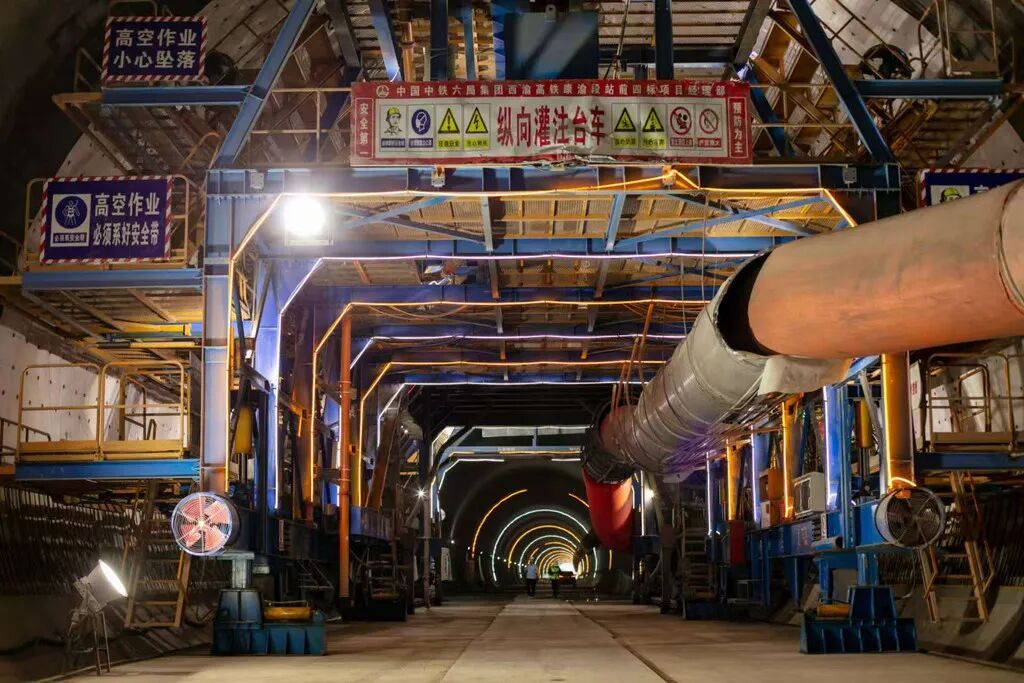 西渝高铁安康至重庆段首座万米隧道贯通 西渝高铁安康至重庆段首座万米隧道贯通