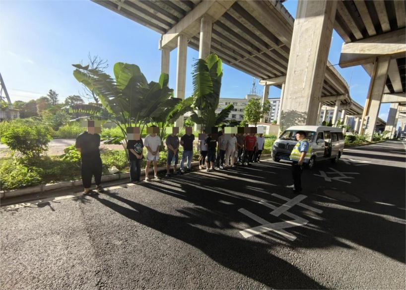 广东一辆7座客车里塞了19人,被交警当场抓获:车座被拆除,摆了一堆板凳和塑料凳 广东一辆7座客车里塞了19人,被交警当场抓获:车座被拆除,摆了一堆板凳和塑料凳