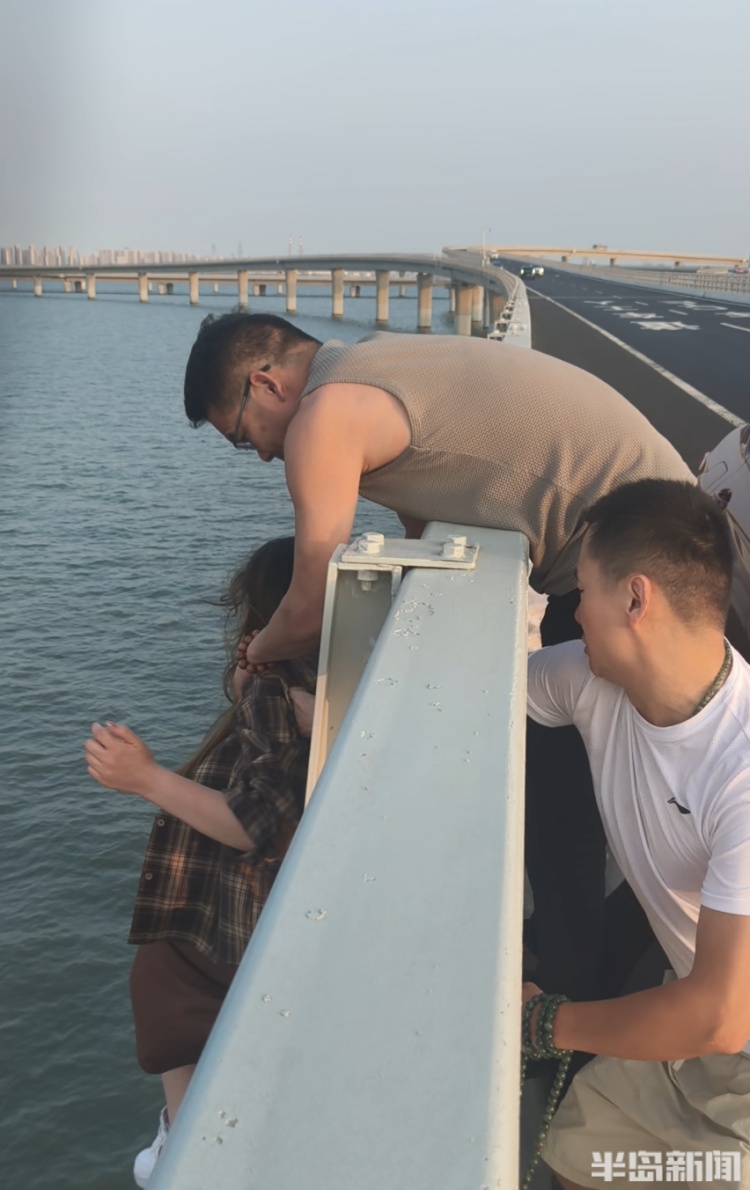 事发青岛胶州湾大桥,女子停车后突然翻越护栏!危急时刻,他们狂奔上前拼命拉住 事发青岛胶州湾大桥,女子停车后突然翻越护栏!危急时刻,他们狂奔上前拼命拉住