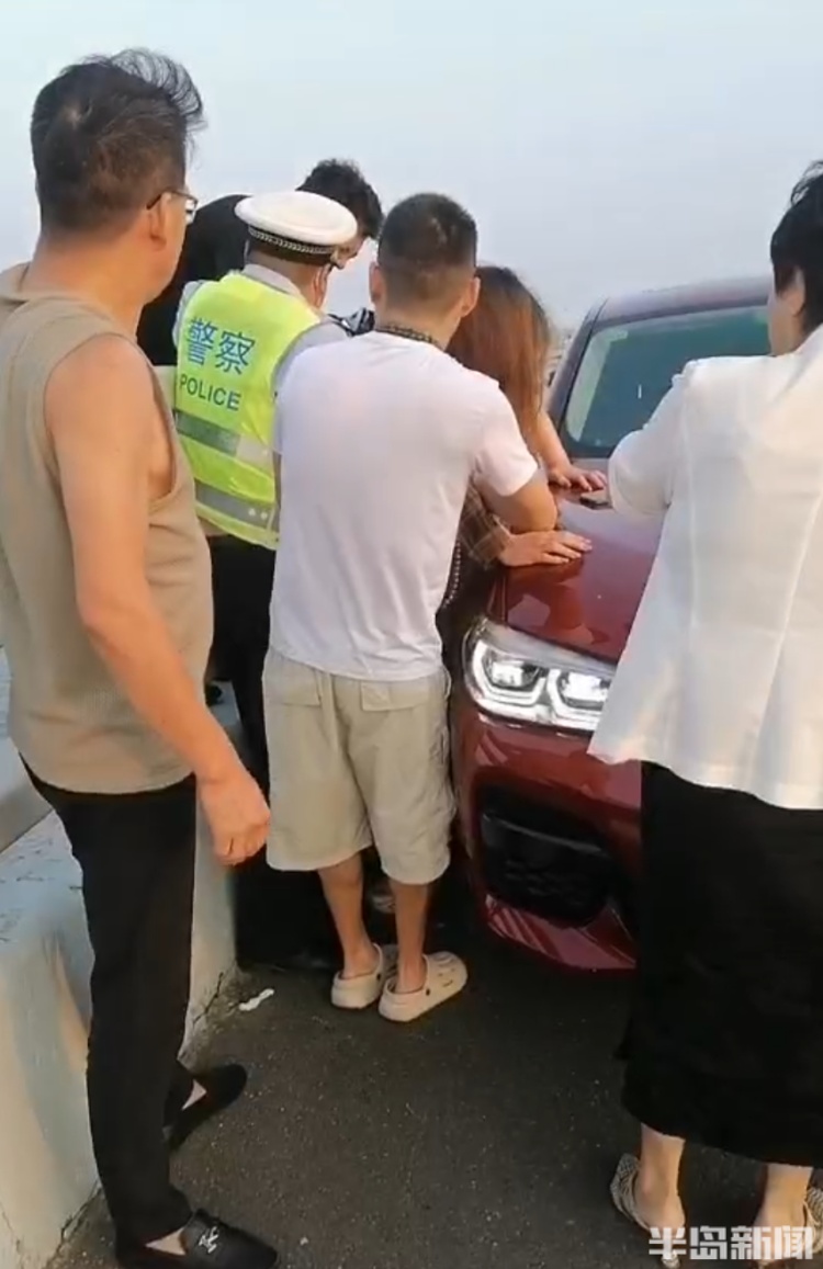 事发青岛胶州湾大桥,女子停车后突然翻越护栏!危急时刻,他们狂奔上前拼命拉住 事发青岛胶州湾大桥,女子停车后突然翻越护栏!危急时刻,他们狂奔上前拼命拉住