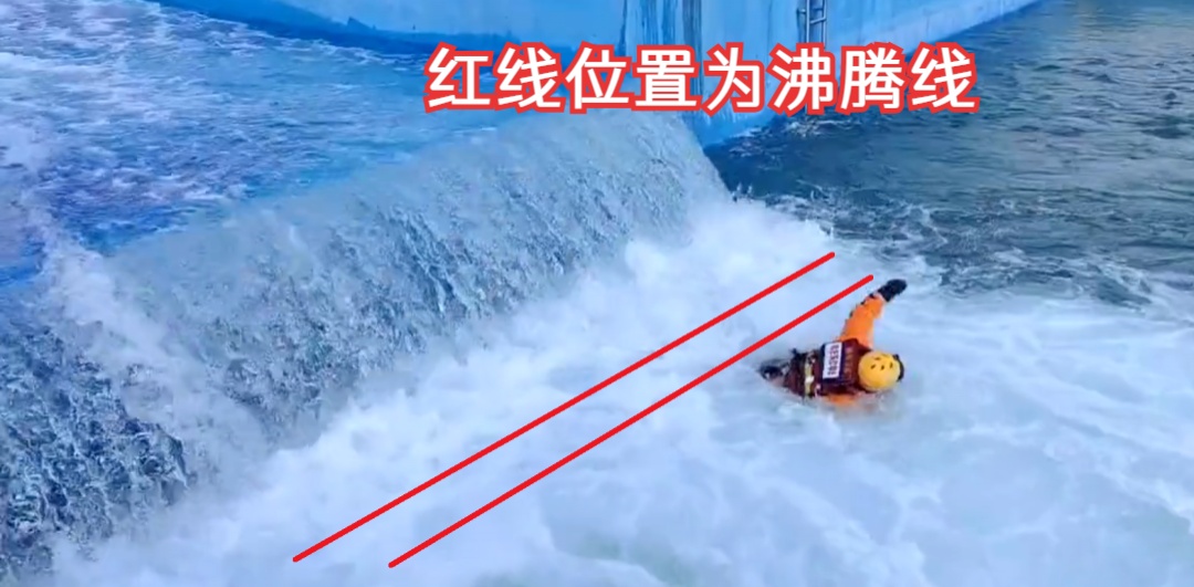 厦门一男孩在水坝玩水被冲入下游，瞬间被水淹没，父亲跳水救人也被困，救援队20秒极速救人