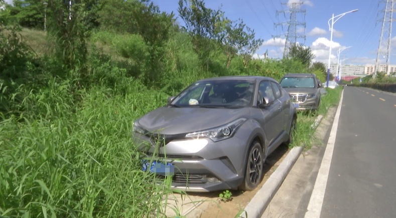 200米路的绿化带“骑”满上百辆车,路过的司机都心惊惊!周边停车场月租150元却空着位 200米路的绿化带“骑”满上百辆车,路过的司机都心惊惊!周边停车场月租150元却空着位
