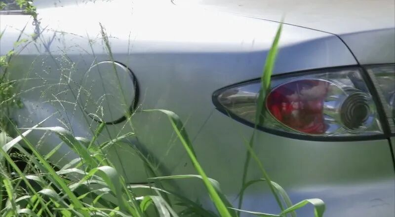 200米路的绿化带“骑”满上百辆车,路过的司机都心惊惊!周边停车场月租150元却空着位 200米路的绿化带“骑”满上百辆车,路过的司机都心惊惊!周边停车场月租150元却空着位