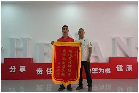 河南快递小哥救人后默默离开,七旬老人从汝州到郑州跨城苦寻:就想问声恩人叫啥名 河南快递小哥救人后默默离开,七旬老人从汝州到郑州跨城苦寻:就想问声恩人叫啥名