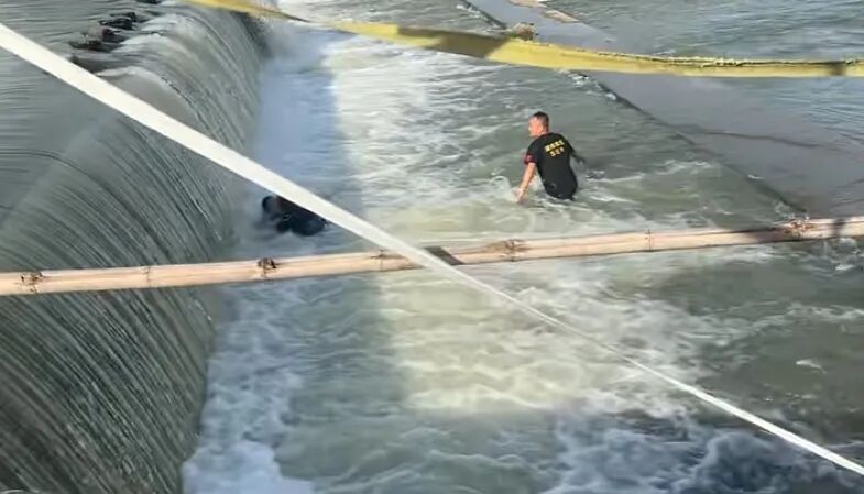 厦门一男孩在水坝玩水被冲入下游，瞬间被水淹没，父亲跳水救人也被困，救援队20秒极速救人