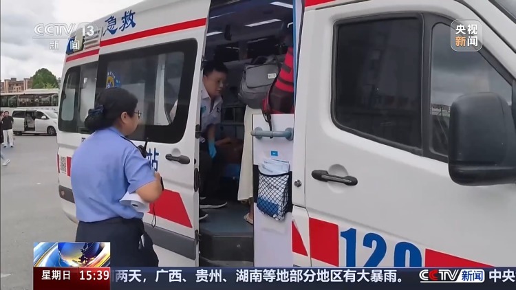 暑运旅客突发意外 铁路工作人员紧急施救 暑运旅客突发意外 铁路工作人员紧急施救