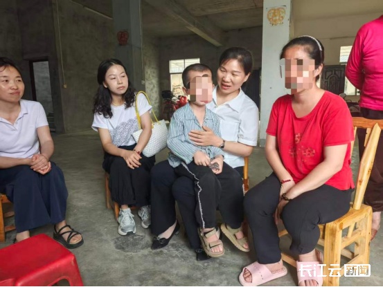 太及时了！巡查遇险情，4名妇联干部合力勇救落水母子！