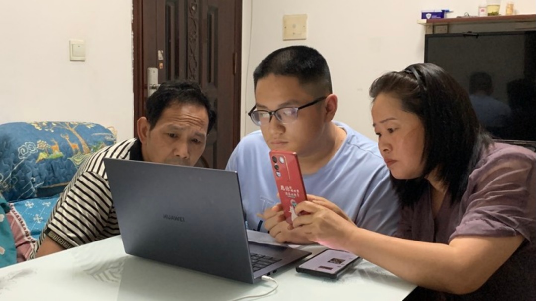 “板凳男孩”要上大学了,高校两次喊话…… “板凳男孩”要上大学了,高校两次喊话……