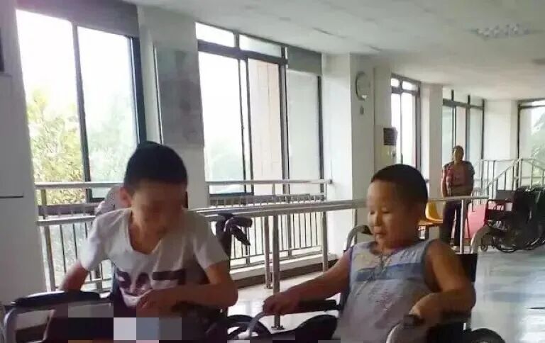 “板凳男孩”要上大学了,高校两次喊话…… “板凳男孩”要上大学了,高校两次喊话……