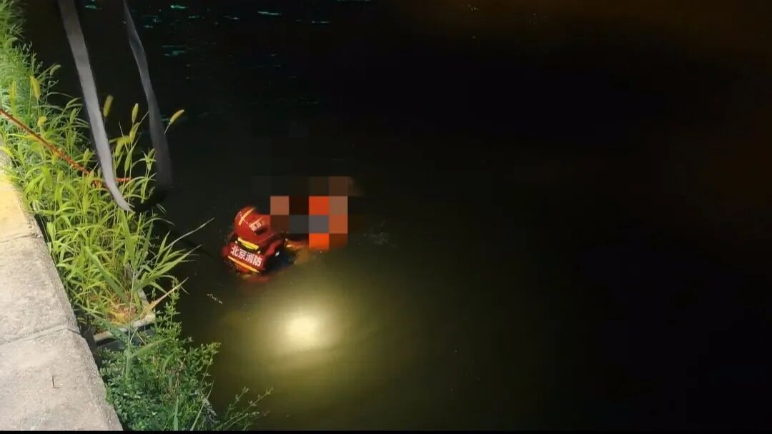 一男子不慎落水,消防紧急救援 一男子不慎落水,消防紧急救援