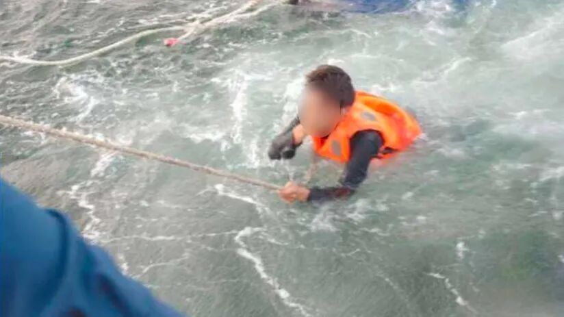 广东一男子台风天独自出海,风浪骤起船只倾覆,在海上漂流3个小时,手机也掉海里…… 广东一男子台风天独自出海,风浪骤起船只倾覆,在海上漂流3个小时,手机也掉海里……
