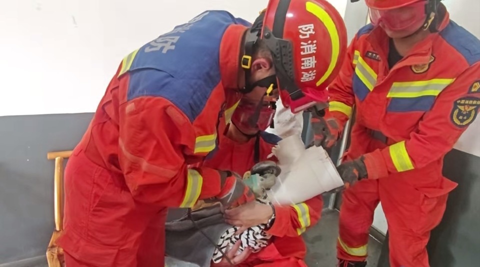 1岁女童玩耍不慎头卡管道 雨花消防耐心施救成功解围