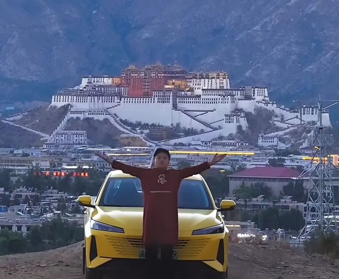 重庆网红打出租车到拉萨爆火,西藏文旅官宣将奖励50万元,本人回应:先给俩师傅一人一万元,剩下的全部捐出 重庆网红打出租车到拉萨爆火,西藏文旅官宣将奖励50万元,本人回应:先给俩师傅一人一万元,剩下的全部捐出