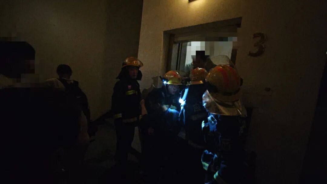 北京：东城一电梯发生故障，8人被困，消防员紧急救援