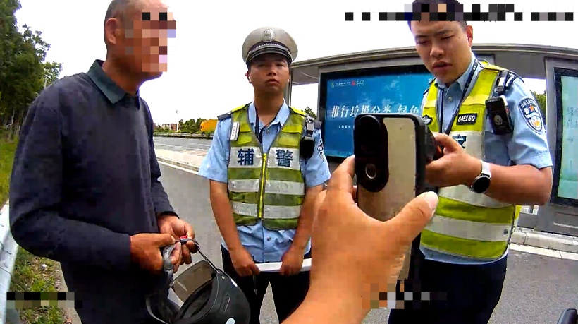 男子戴口罩闯红灯？交警一查，竟是逃犯