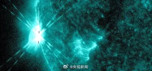 太阳再爆发X1.3级耀斑,因发生在夜间对我国影响有限,地球连续地磁暴已持续一整天,对普通人生活和健康影响微乎其微 太阳再爆发X1.3级耀斑,因发生在夜间对我国影响有限,地球连续地磁暴已持续一整天,对普通人生活和健康影响微乎其微