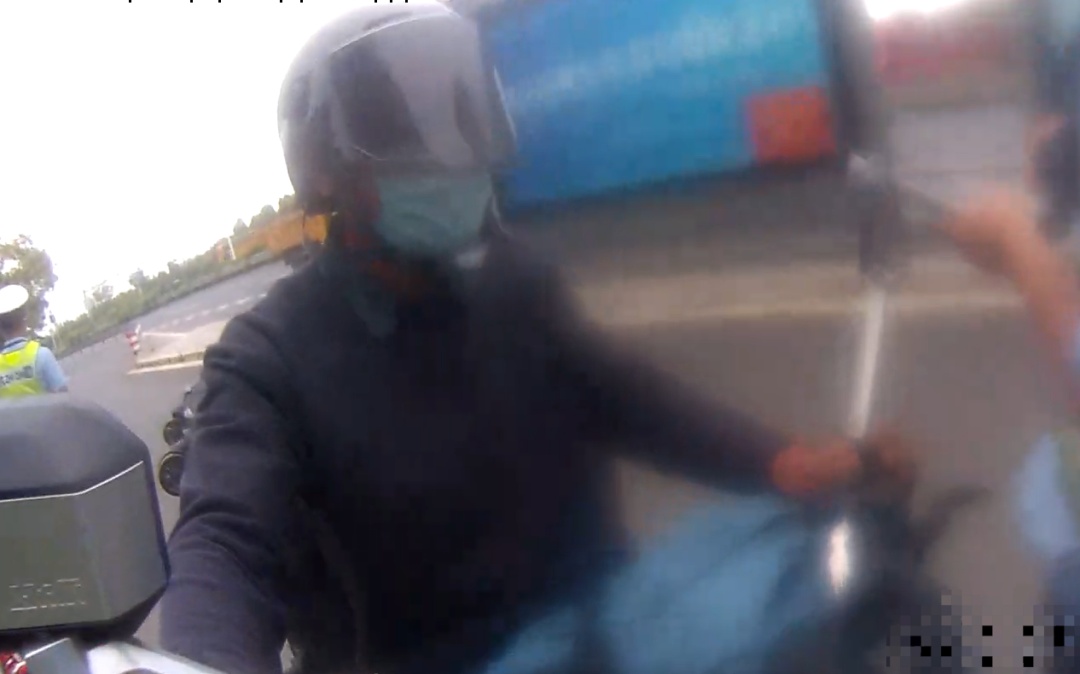 男子戴口罩闯红灯？交警一查，竟是逃犯