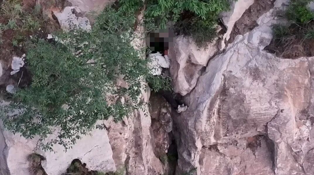 女子独自摸黑上山看日出，一脚踩空坠下百米高崖被卡岩缝中，幸运获救