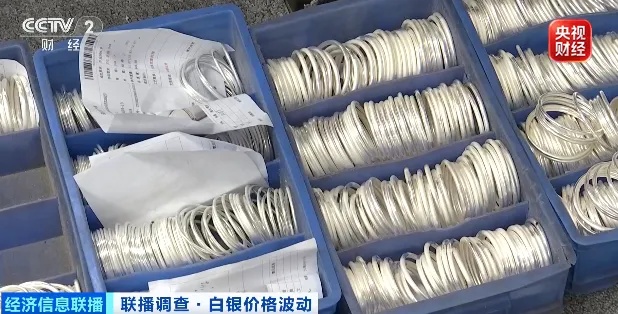银价,跌了约50%!未来怎么走→ 银价,跌了约50%!未来怎么走→