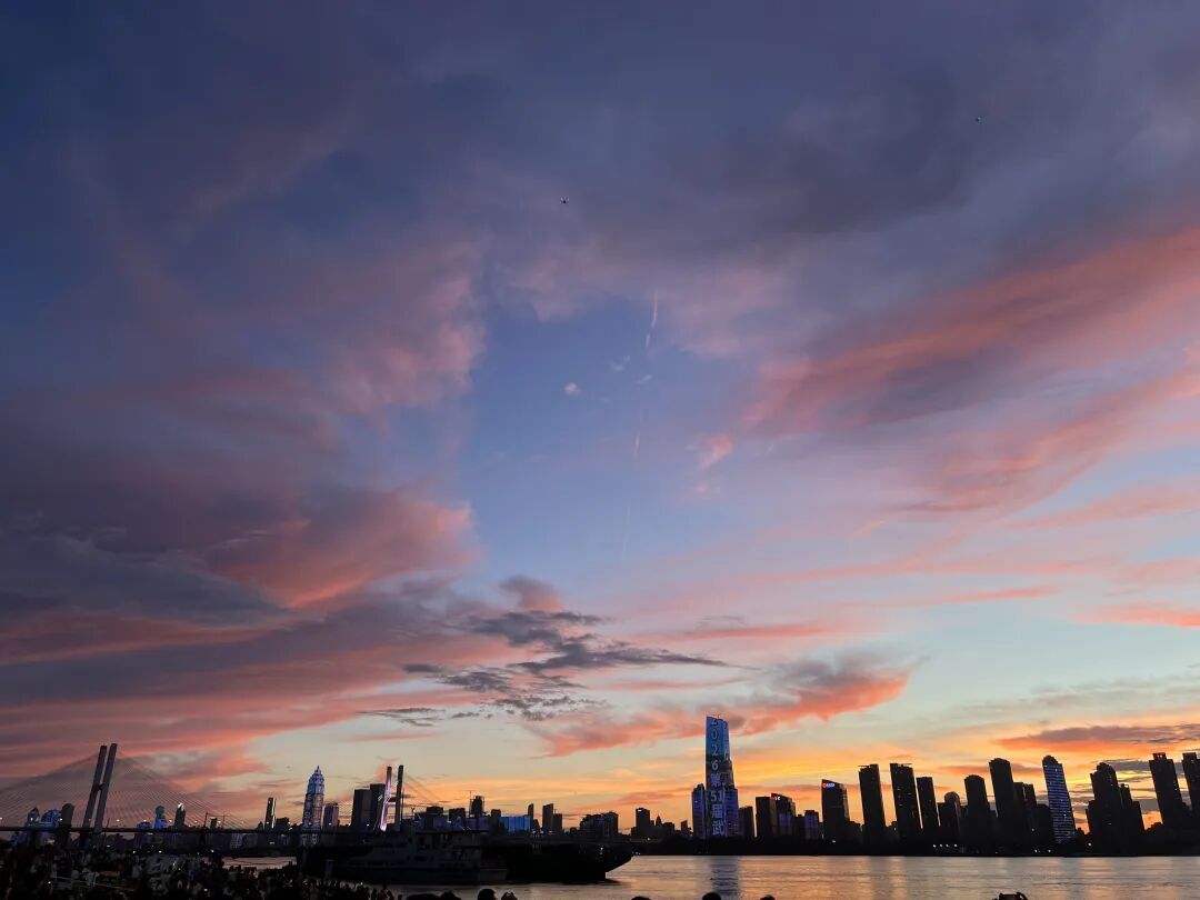 今天,武汉上空突现“凤凰”!有人拍到了 今天,武汉上空突现“凤凰”!有人拍到了