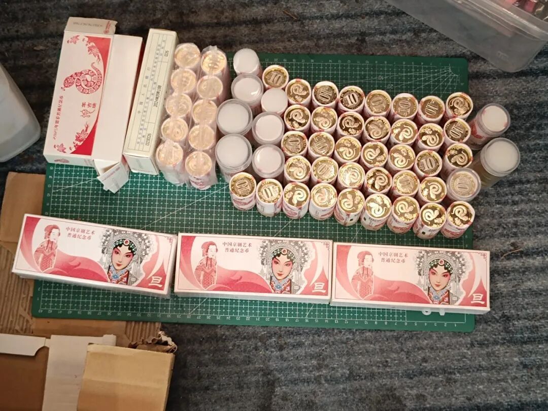 男子频繁“顺手牵羊”,盗窃纪念币、纪念钞2.6万余元被刑拘 男子频繁“顺手牵羊”,盗窃纪念币、纪念钞2.6万余元被刑拘