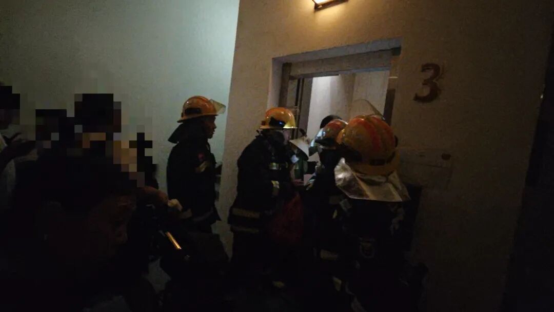 北京：东城一电梯发生故障，8人被困，消防员紧急救援