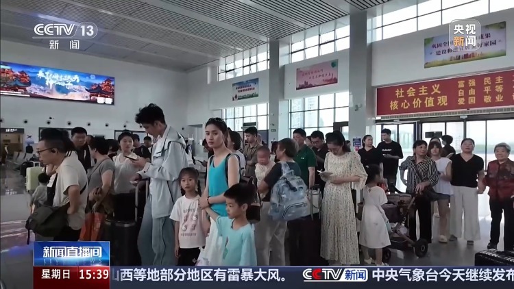 暑运旅客突发意外 铁路工作人员紧急施救 暑运旅客突发意外 铁路工作人员紧急施救