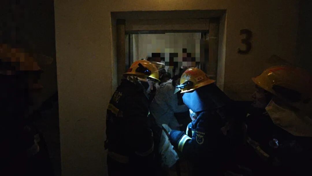 北京：东城一电梯发生故障，8人被困，消防员紧急救援