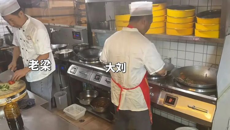 厨师忘关油锅致餐馆失火严重受损,老板做法获全网点赞! 厨师忘关油锅致餐馆失火严重受损,老板做法获全网点赞!