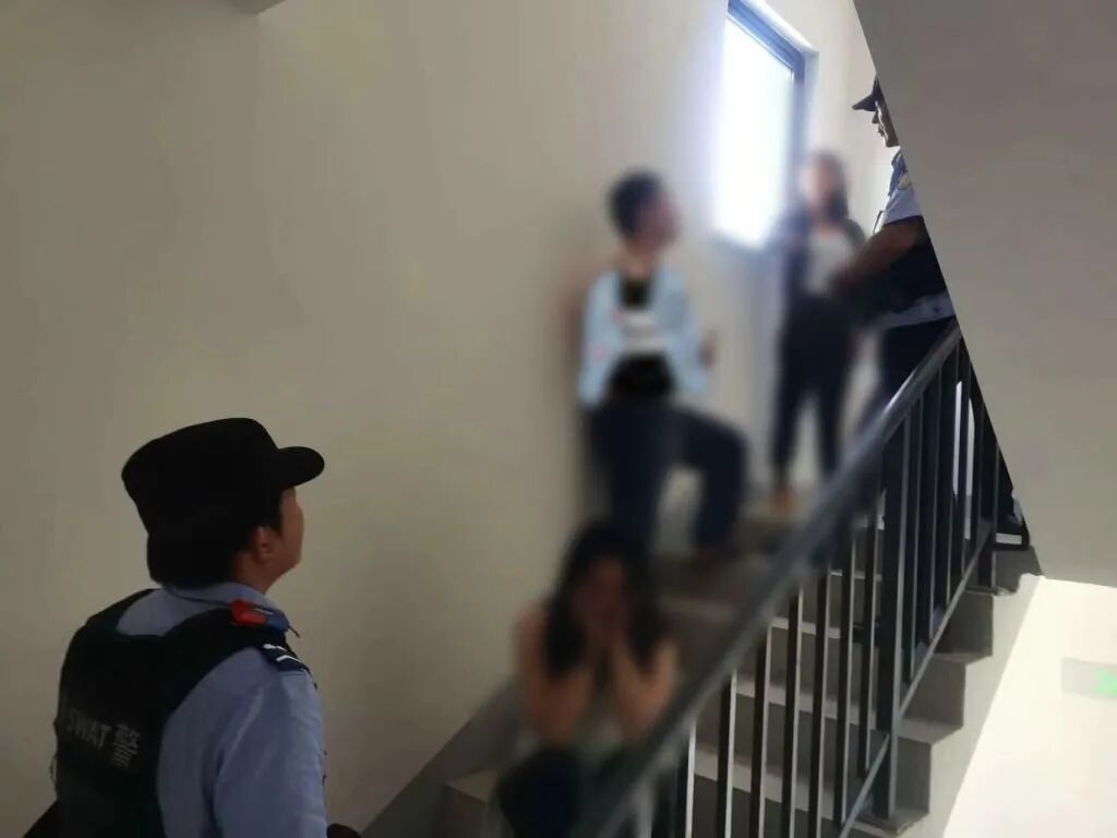 “看到妻子变成蛇”,夫妻吃菌出现幻觉,从15楼打到27楼 “看到妻子变成蛇”,夫妻吃菌出现幻觉,从15楼打到27楼