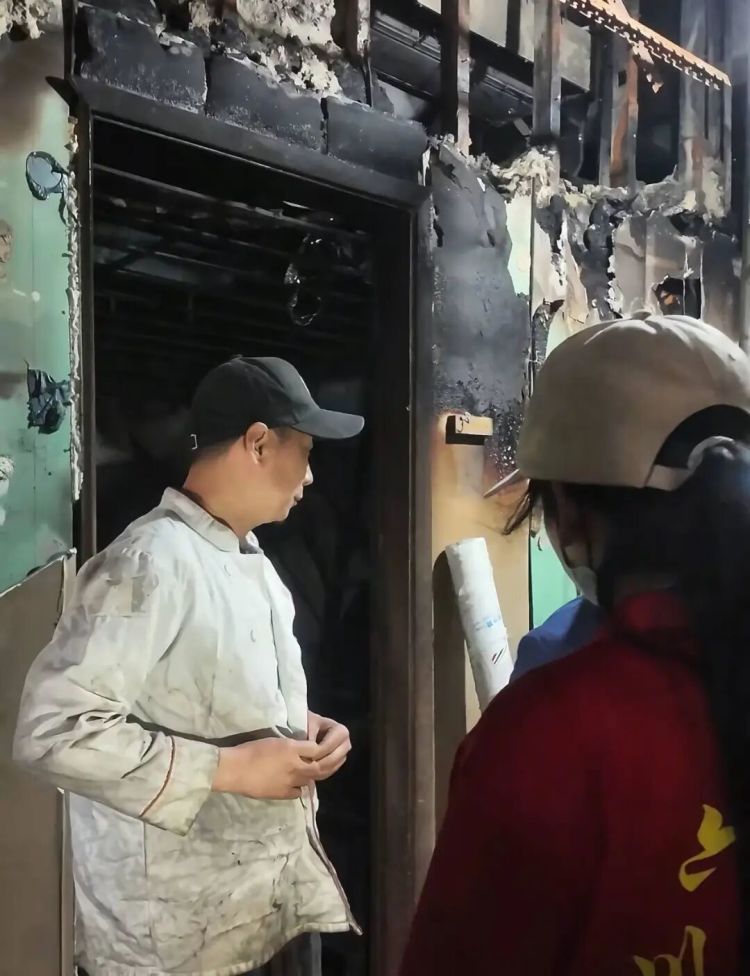 厨师忘关油锅致餐馆失火严重受损,老板做法获全网点赞! 厨师忘关油锅致餐馆失火严重受损,老板做法获全网点赞!