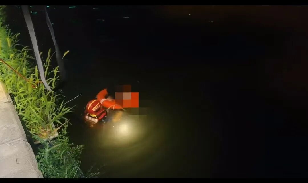 险!男子不慎落水,消防紧急救援! 险!男子不慎落水,消防紧急救援!