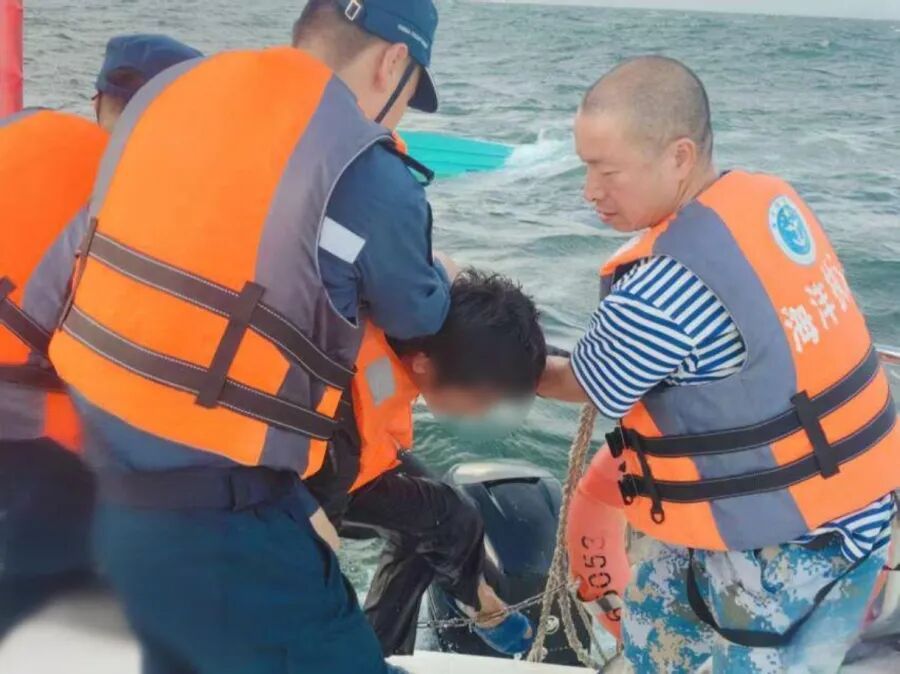 广东一男子台风天独自出海,风浪骤起船只倾覆,在海上漂流3个小时,手机也掉海里…… 广东一男子台风天独自出海,风浪骤起船只倾覆,在海上漂流3个小时,手机也掉海里……