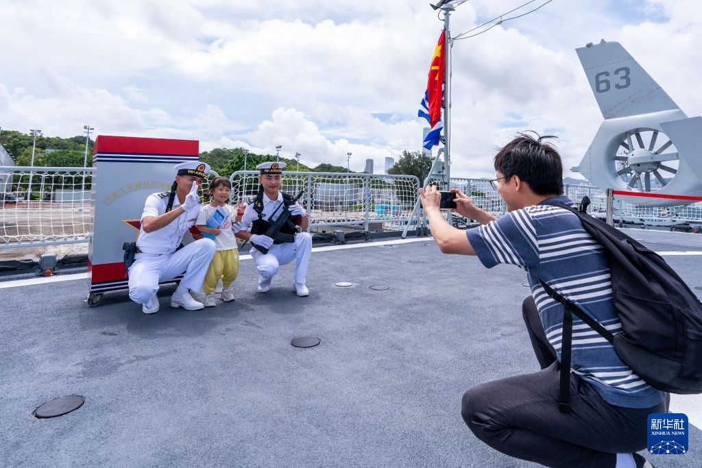 海军舰艇编队向港澳民众开放